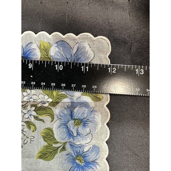 Vintage Dogwood Floral Cluster Blue And White Scalloped Edge Handkerchief 1960s - Picture 5 of 6